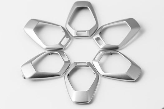 Sechs Metallbauteile in Chromeffektlack.jpg